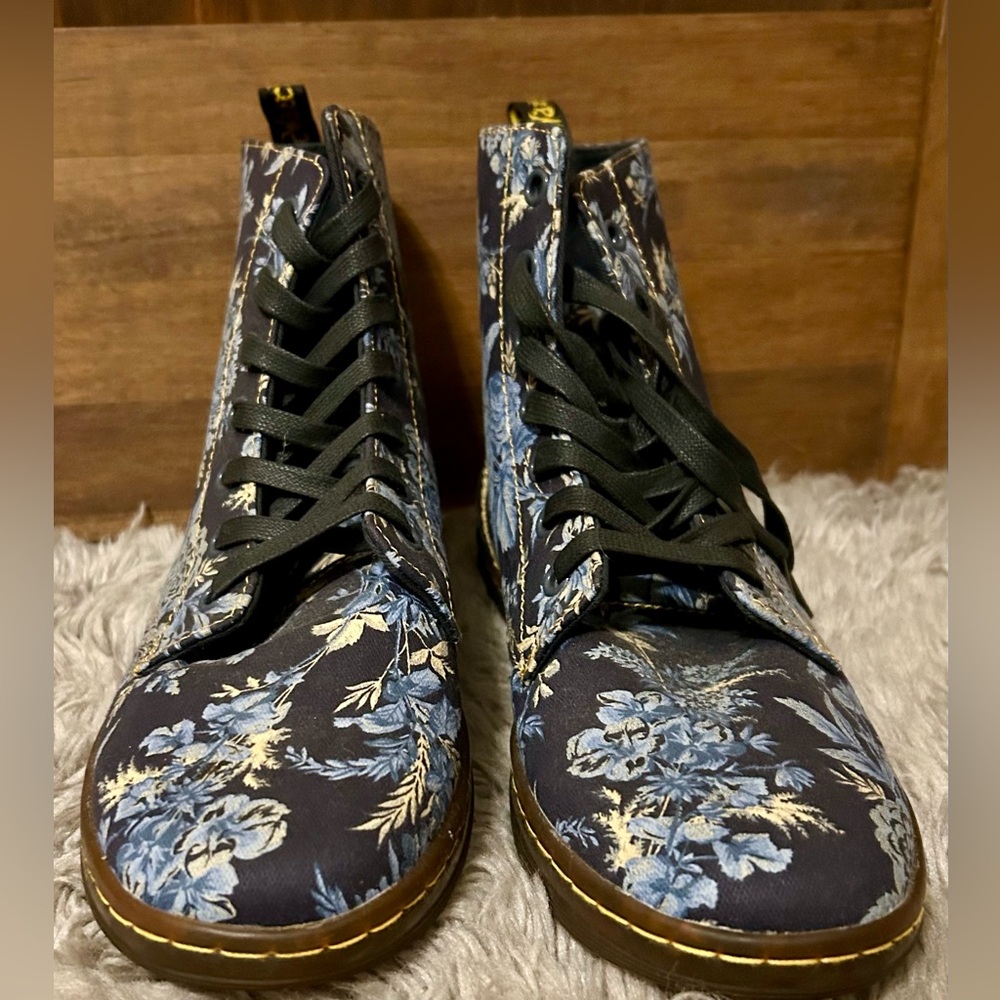 Beckett Blue Floral Dr. Martens size 9